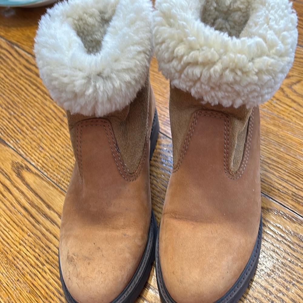 Rockport leather and suede Sherpa lined boots. Size 5, great condition.
